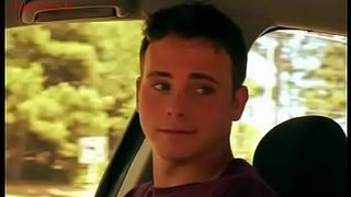 Раскрепощенная дамочка трахается с 18-летним парнем (Сцена из фильма)