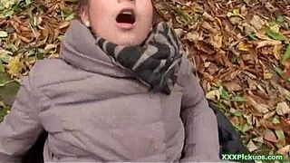 Молодая студентка трахается на улице