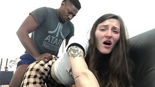 В позе раком негр выебал брюнетку в колготках и кончил внутрь