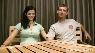 Мужик с маленьким членом трахнул девушку друга на кровати в разных позах доведя ее до оргазма