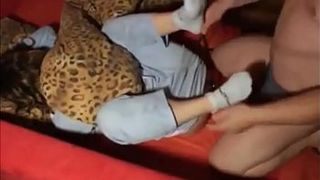 Супруг связал ноги жене и отымел её в пердак в спальне