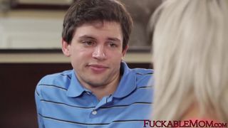 Фигуристая милфа взяла за щеку хуй друга своего сына и поеблась с ним в вагину