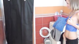 Худая подружка жены в ванной взяла у мужика в рот и подставила ему свою писю