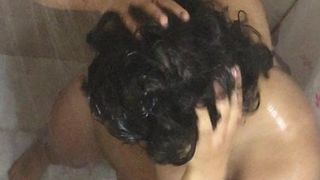 Сисястая сестра в душе бреет перед родным братом ноги и пизду