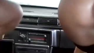 Парень в машине дал зрелой бабе за щеку и оттрахал её в мокрое влагалище